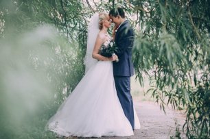 Невеста и жених среди деревьев