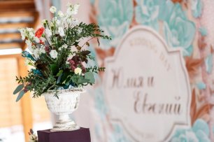 Цветы в каменной вазе