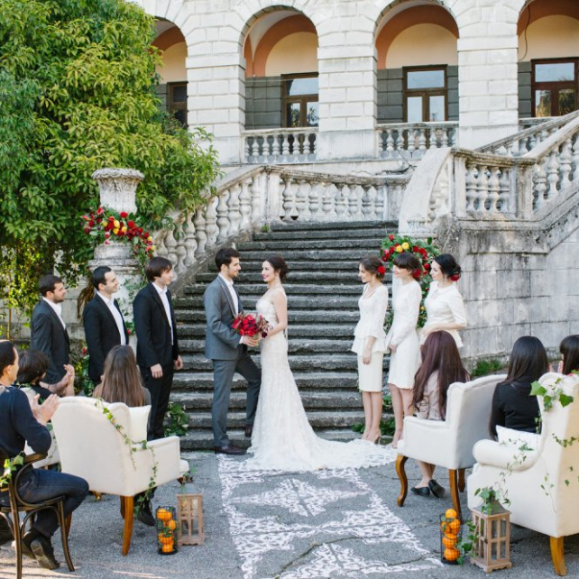 камерная свадьба в замке, декор свадьбы FLOWER GIRL