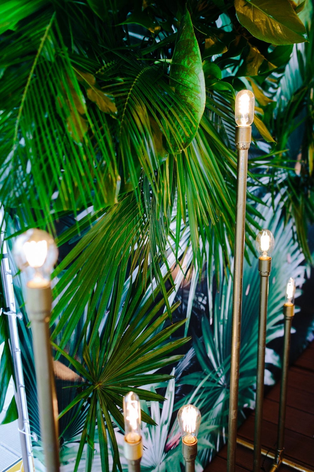 Металлическая конструкция с лампочками. Популярна в оформлении фотозон, президиумов. Стильное и настандартное решение.

ХАРАКТЕРИСТИКИ:
100 см - ширина
40-100 см высота