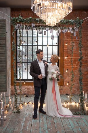 Фотозона оформленная гирляндами и свечами