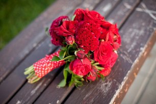 Красный букет невесты