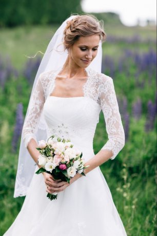 Нежная невесты на фотосессии на поляне