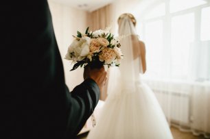 Трогательный момент встречи жениха и невесты...