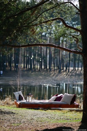 Фотосессия: качели в лесу