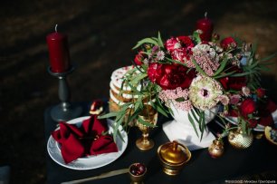 Оформление стола в цвете марсала