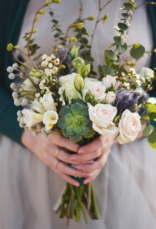 Букет невесты с розами и суккулентами