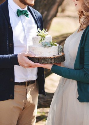 Двухъярусный торт с суккулентами