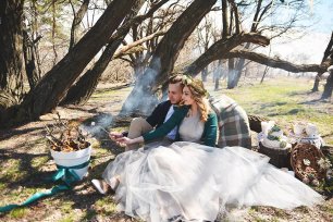 Жених и невеста в лесу у костра