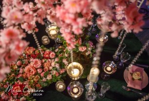 Море цветов и хрустальные украшения