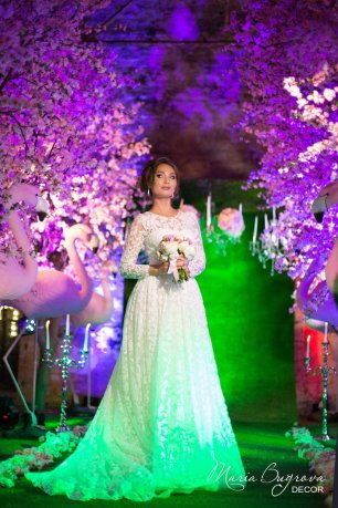 Невеста на ночной свадебной церемонии