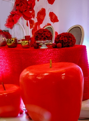 Оформление президиума в красно-белой гамме с гигантскими цветами