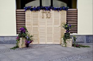 Свадебная фотозона с инициалами молодоженов