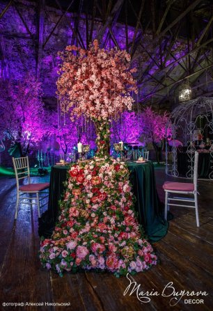 Цветущее дерево с нитями кристаллов