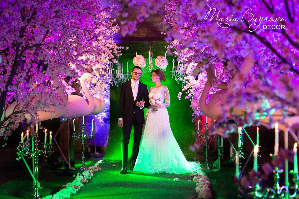Жених и невеста на свадебной церемонии. Ночная свадьба в сказочном саду