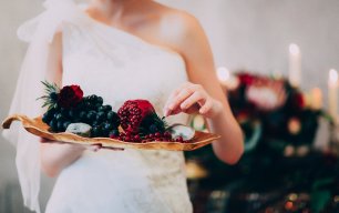 Фрукты и ягоды на подносе