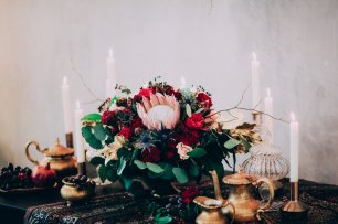 Цветы в декоре в цвете бордо