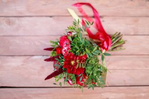 Букет невесты в красном цвете