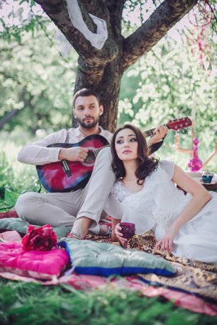 Свадебная фотосессия в стиле бохо. Жених и невеста на пикнике