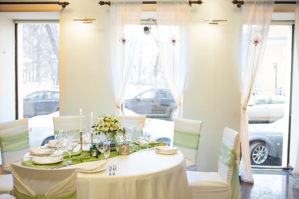 Оформление гостевого стола 