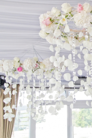 Цветочные люстры в оформлении свадьбы