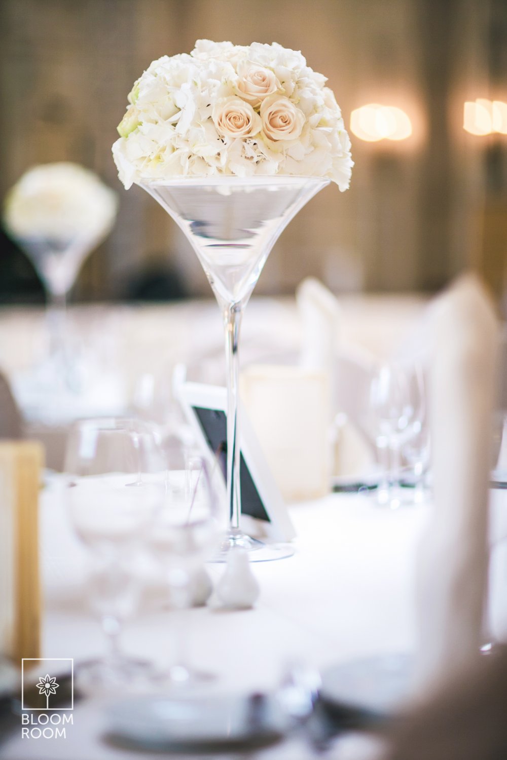 Композиция на гостевой стол в высокой вазе с пионами, розами и гортензией