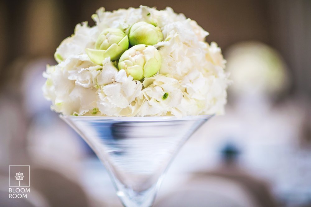 Композиция на гостевой стол в высокой вазе с пионами, розами и гортензией