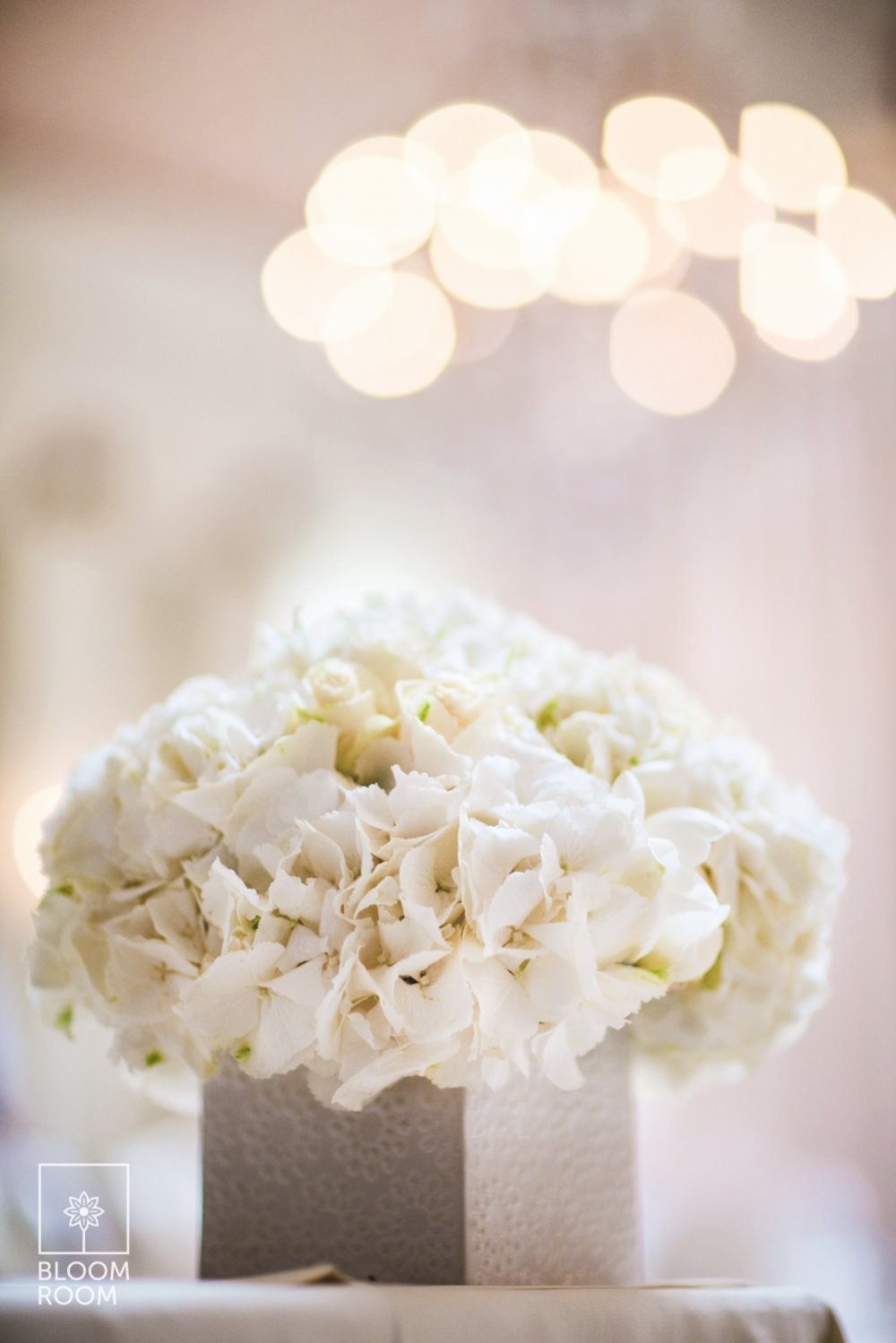 Композиция на гостевой стол в низкой вазе с пионами и гортензией