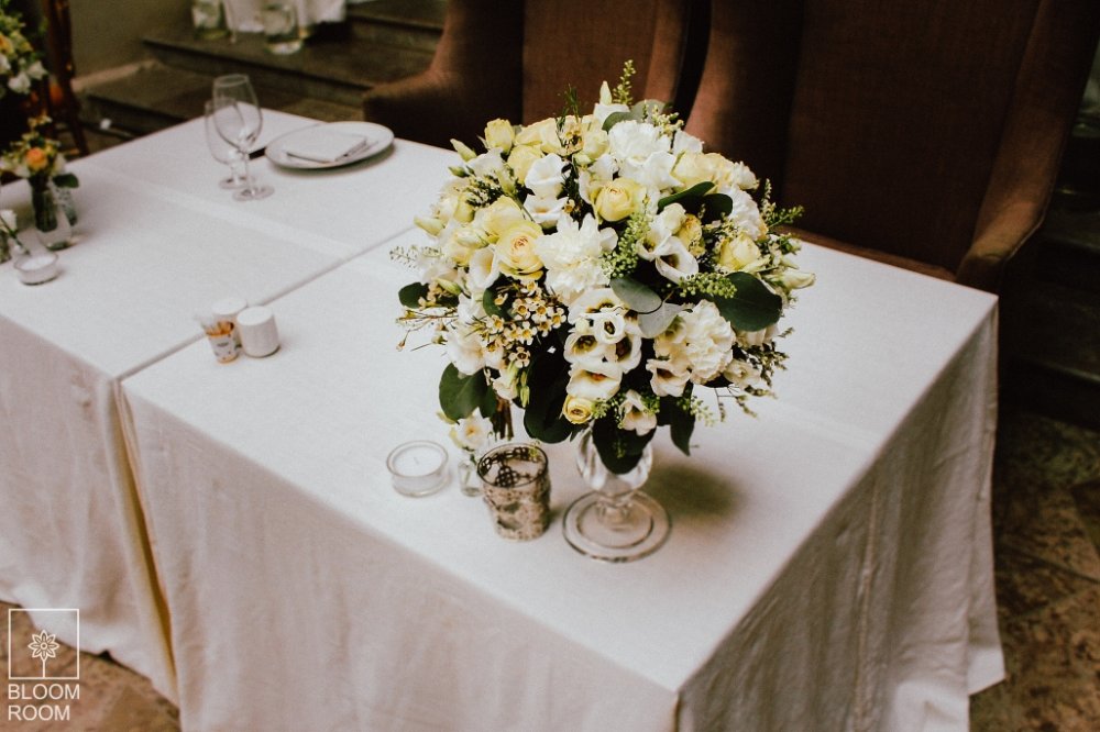 Композиция на президиум из лизиантусов, кустовой розы, белоснежных гвоздик, ваксфлаувера, грин бела и эвкалипта