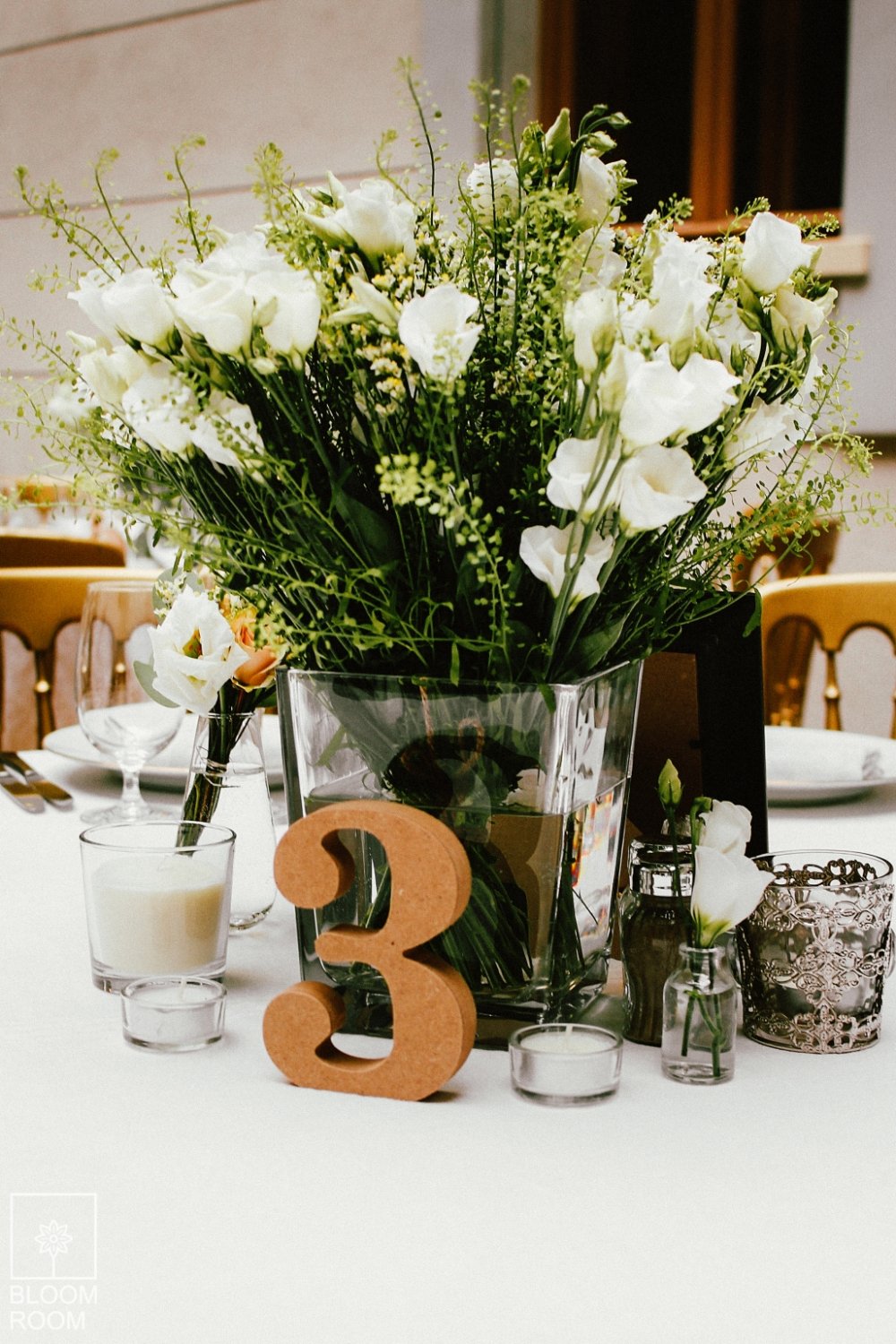 Композиция-букет на гостевой стол из лизиантусов и зелени