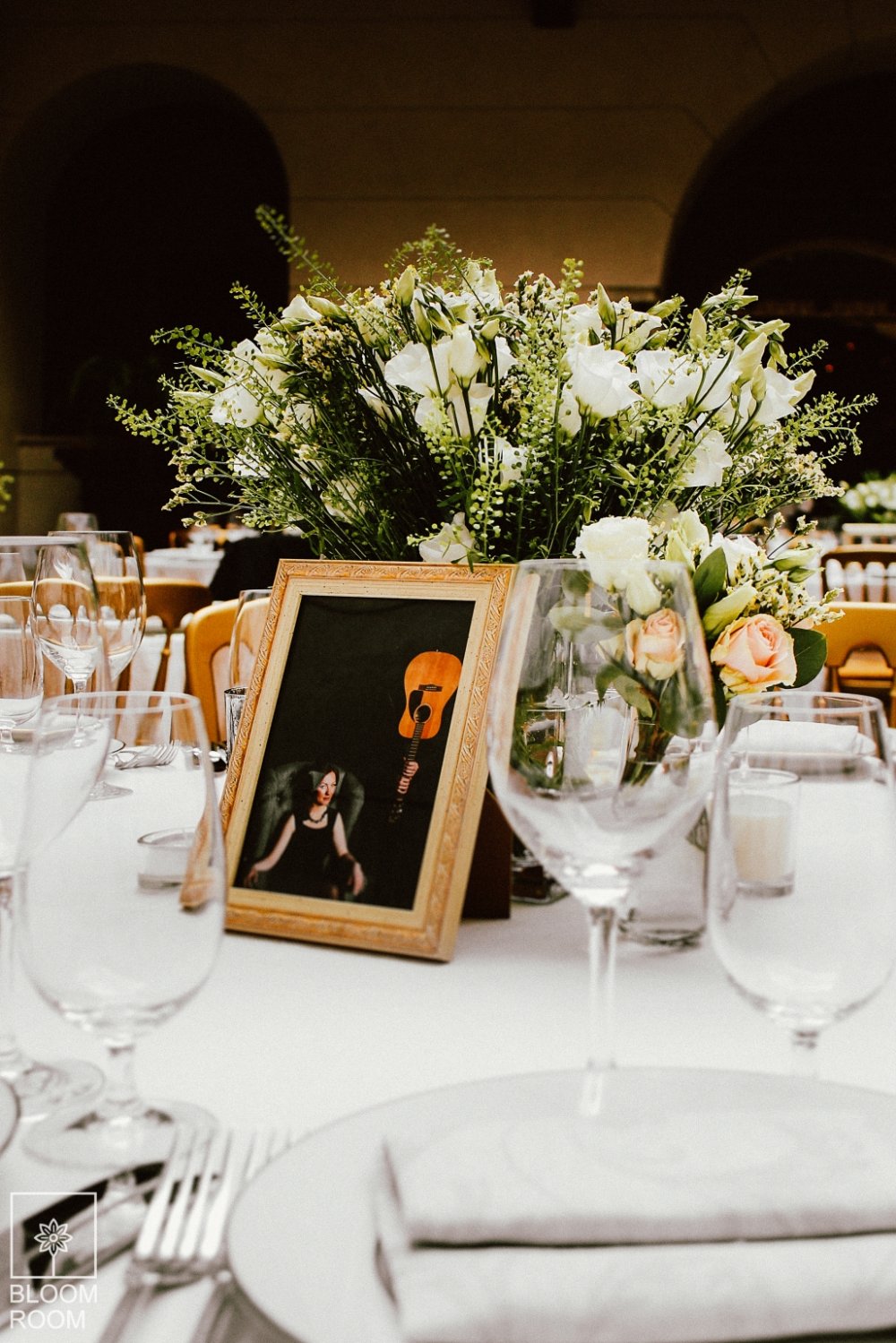 Композиция-букет на гостевой стол из лизиантусов и зелени.