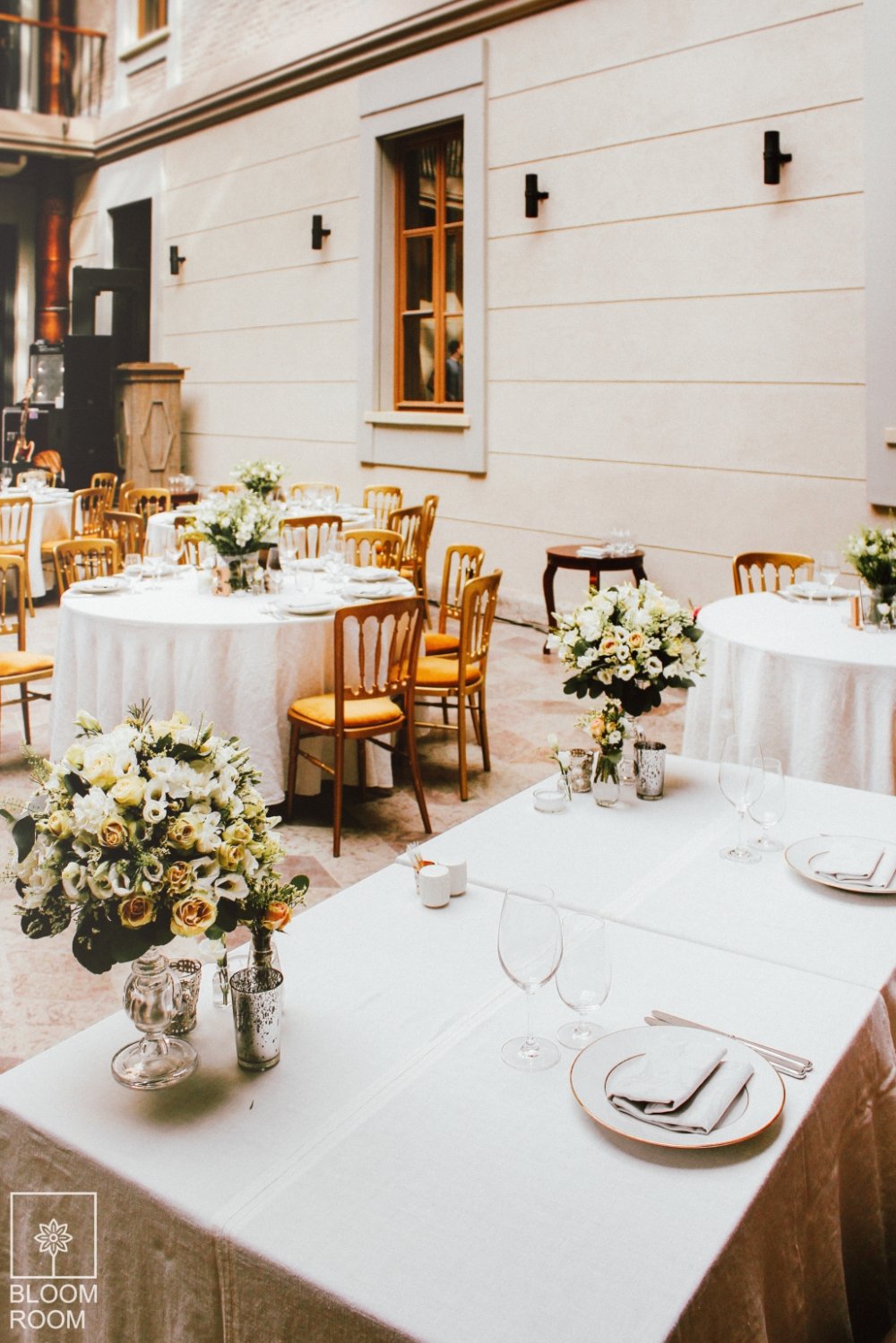 Оформление президиума и гостевых столов цветочными композициями и элементами декора