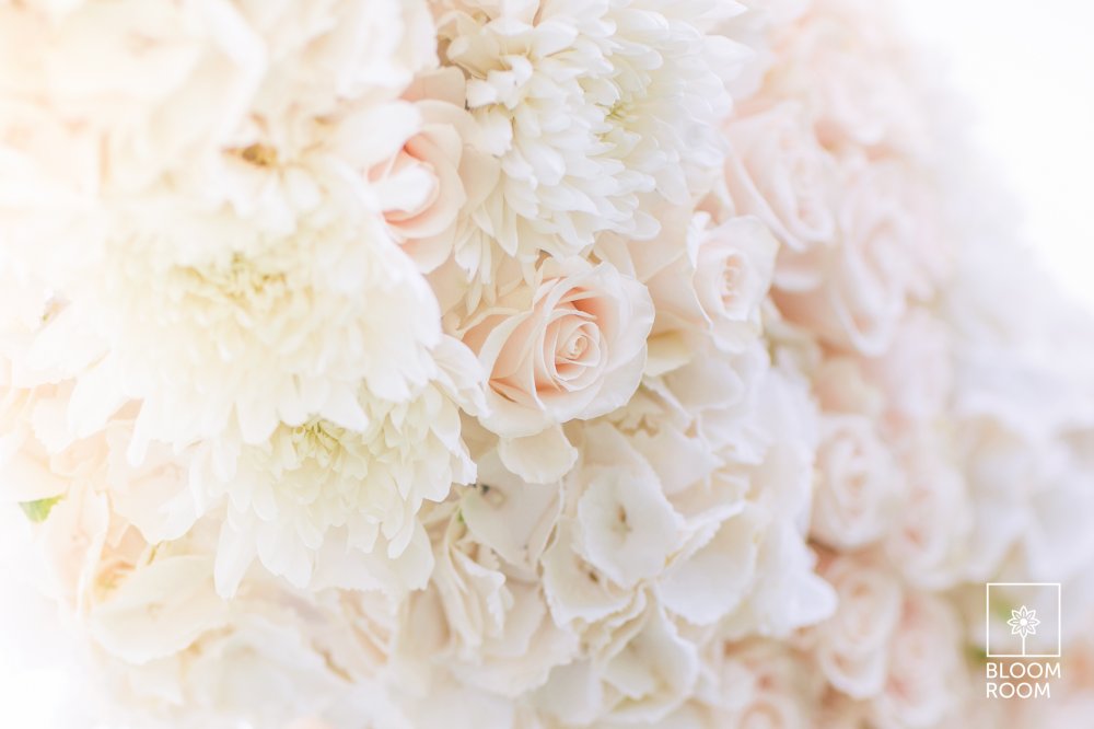 Оформление арки для выездной регистрации цветами.