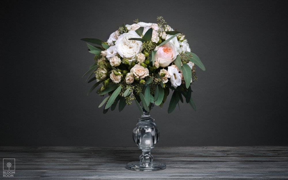 Композиция на президиум- пионовдиная роза, кустовая роза, эвкалипт, лизиантус