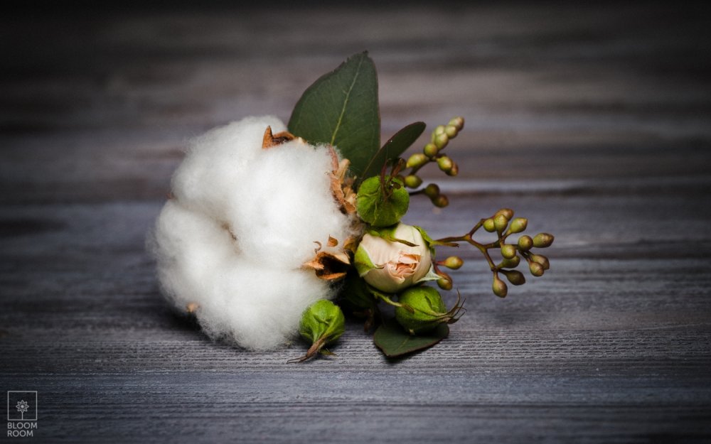 Бутоньерка с хлопком, кустовой розой и эвкалиптом