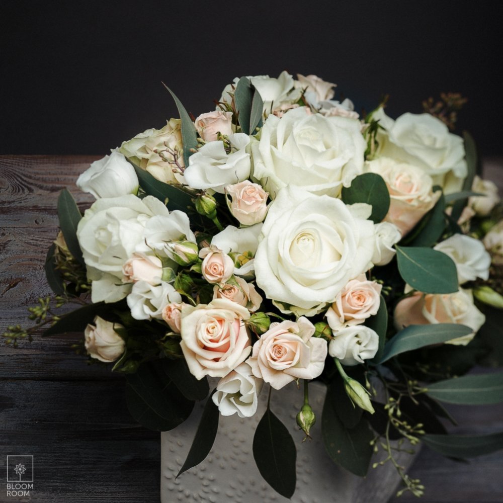 Композиция на гостевой стол в низкой вазе с розой, кустовой розой, эвкалиптом и лизиантусом