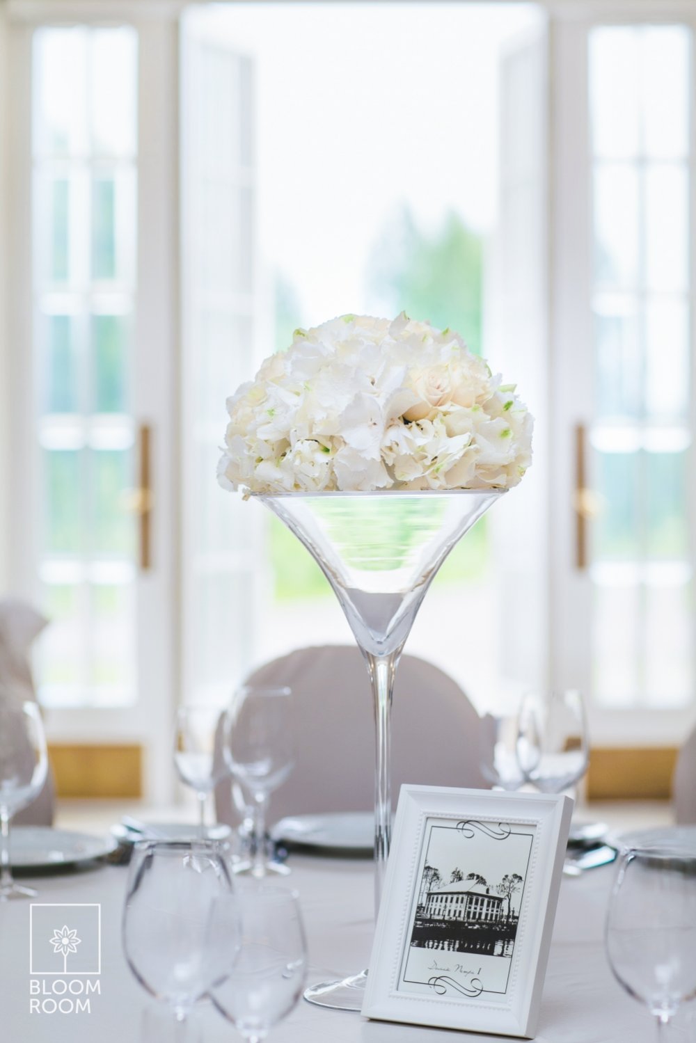 Композиция на гостевой стол в высокой вазе с пионами, розами и гортензией