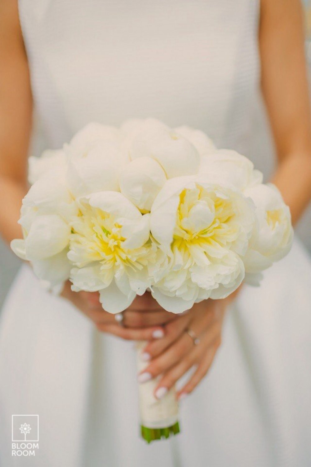 Букет невесты из белоснежных пионов
