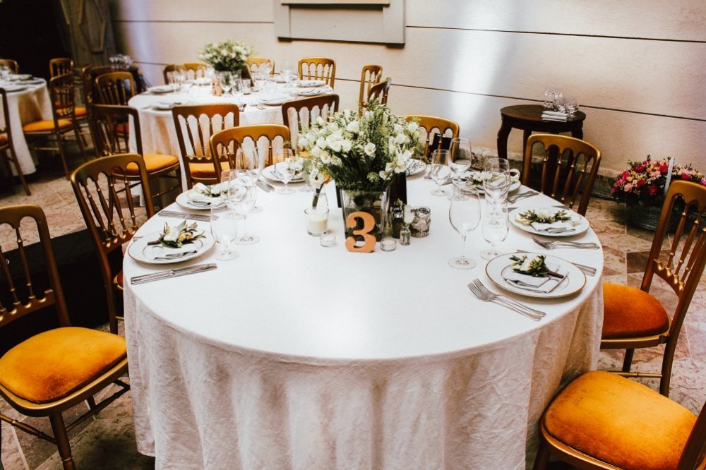 Декор гостевых столов: цветочная композиция, номер стола, свечи, подарки и многое другое