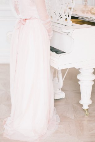 Белый рояль на фотосессии
