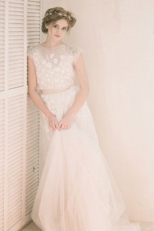 Невеста в бежевом фатиновом платье