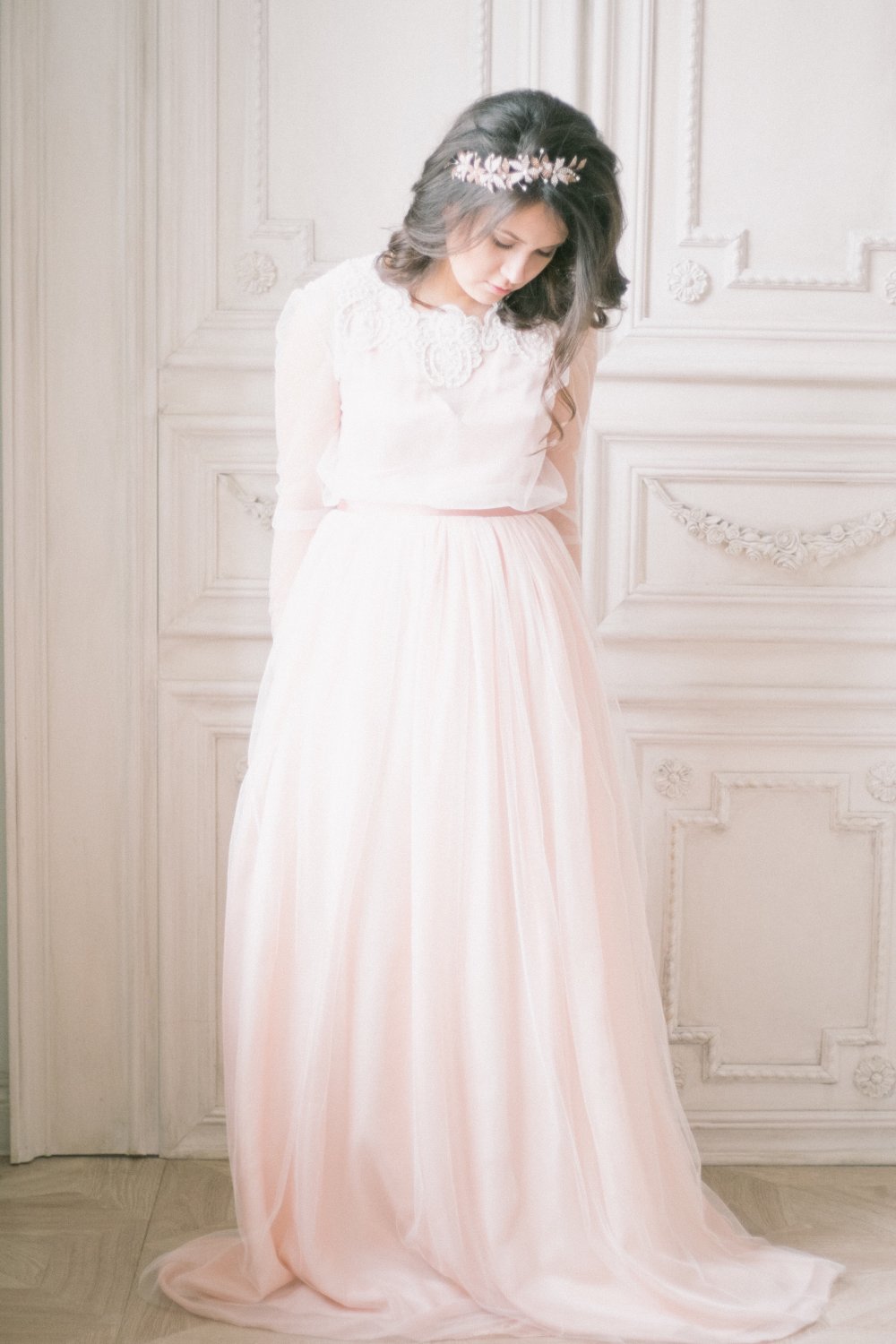Платье невесты с длинным рукавом в нежно-розовом цвете