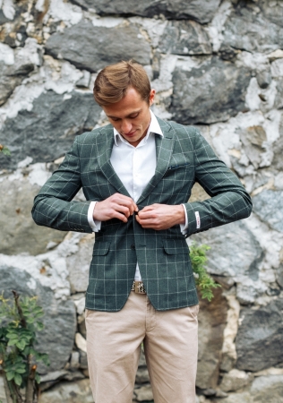 жених в пиджаке и брюках разного цвета, декор свадьбы MELANIE