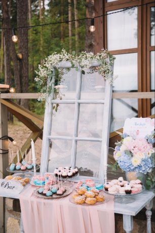 Кенди-бар и план рассадки на окне с каллиграфией