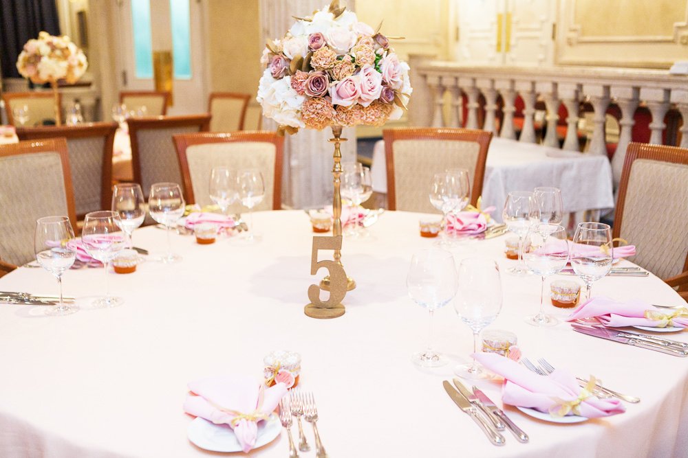 Оформление стола в персиково-розовых тонах с золотыми элементами 