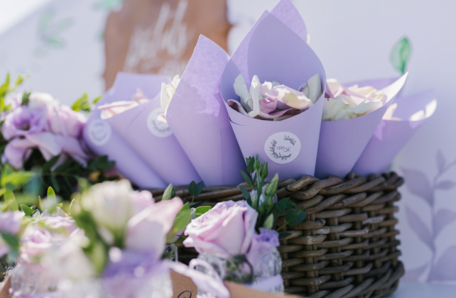 welcome-зона на свадьбе, кулечки с лепестками в зоне приветствия, декор WOODBERRY