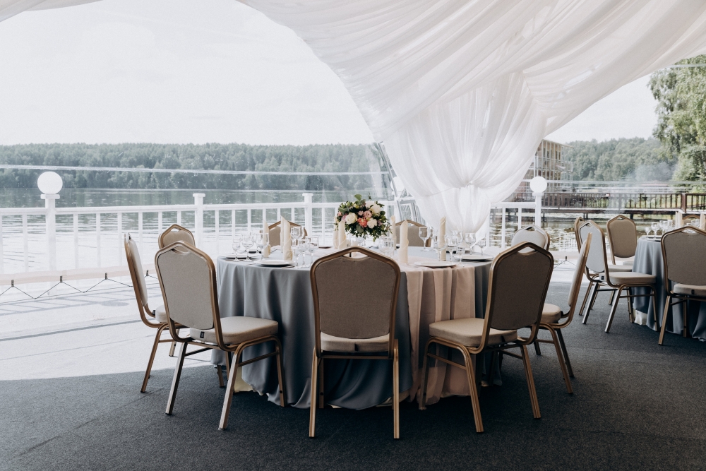 красивая, трогательная, романтичная свадьба Кирилла и Варвары. 
"Серые скатерти в пол, нежно розовые ранноры и цветочные композиции на гостевых столах позволили создать единый образ зала.
