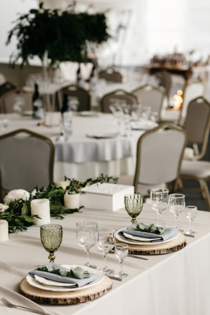 Сервировка. Минимализм и зелень.