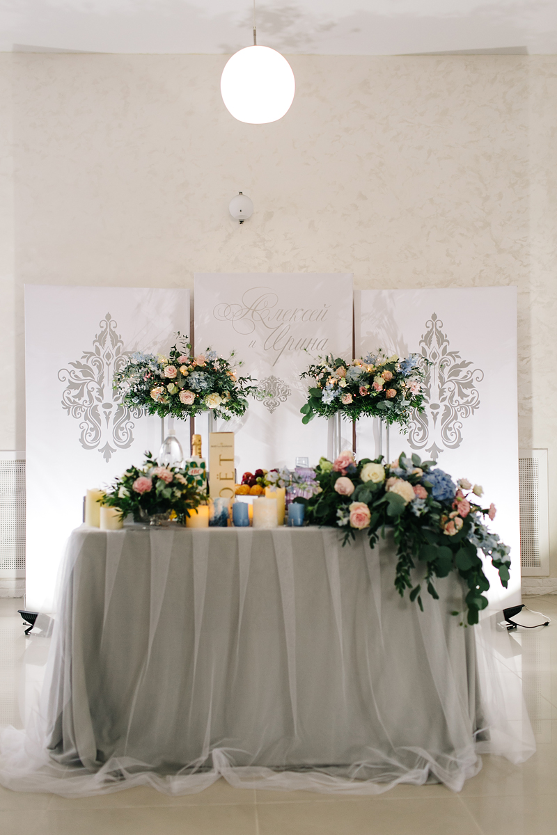 Украшение президиума. Свадебный президиум молодоженов. Президиум на свадьбу. Президиум 2019. Президиум в нежно голубом цвете.