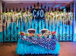 Яркий декор стола молодоженов